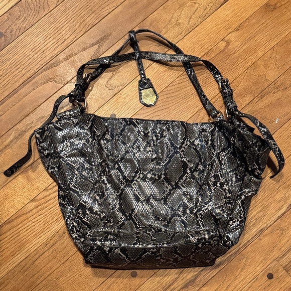 Gianni Bini Monochrome Snakeskin Shoulder Bag - Picture 1 of 3